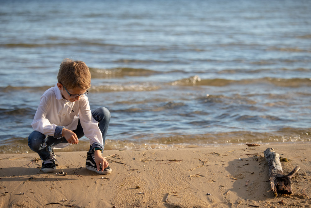 shooting photo famille : Chasse au trésor sur la plage