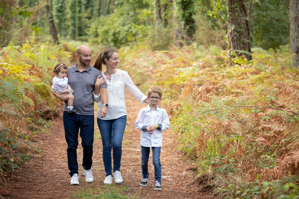 shooting photo famille : Balade en forêt de Cazaux