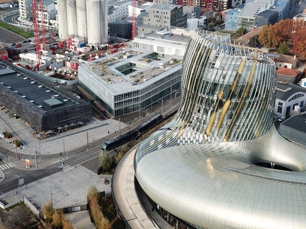 Vue Drone cité du vin Bordeaux – Vatel Bordeaux, un cas d'école pour une visite virtuelle