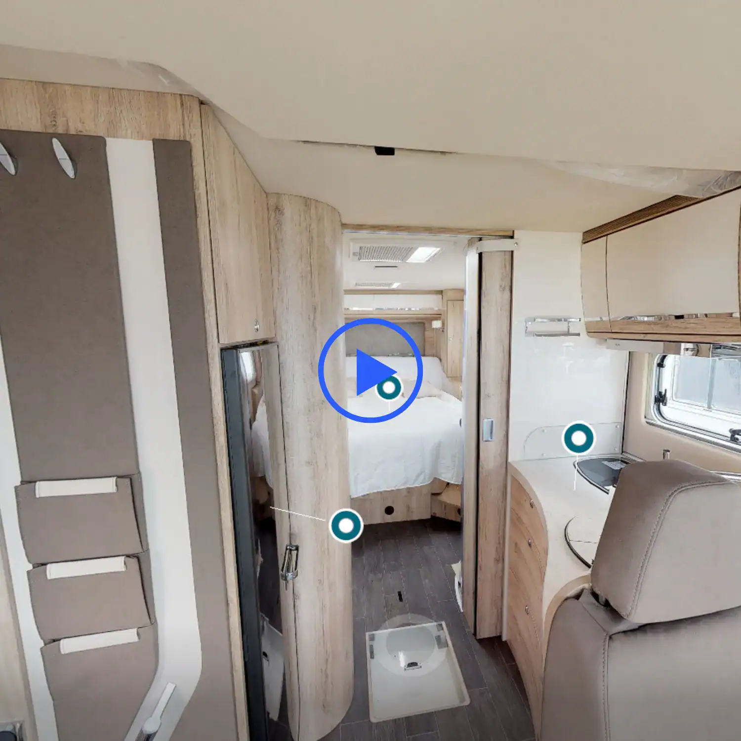 Vue immersive de l'aménagement intérieur d'un camping-car
