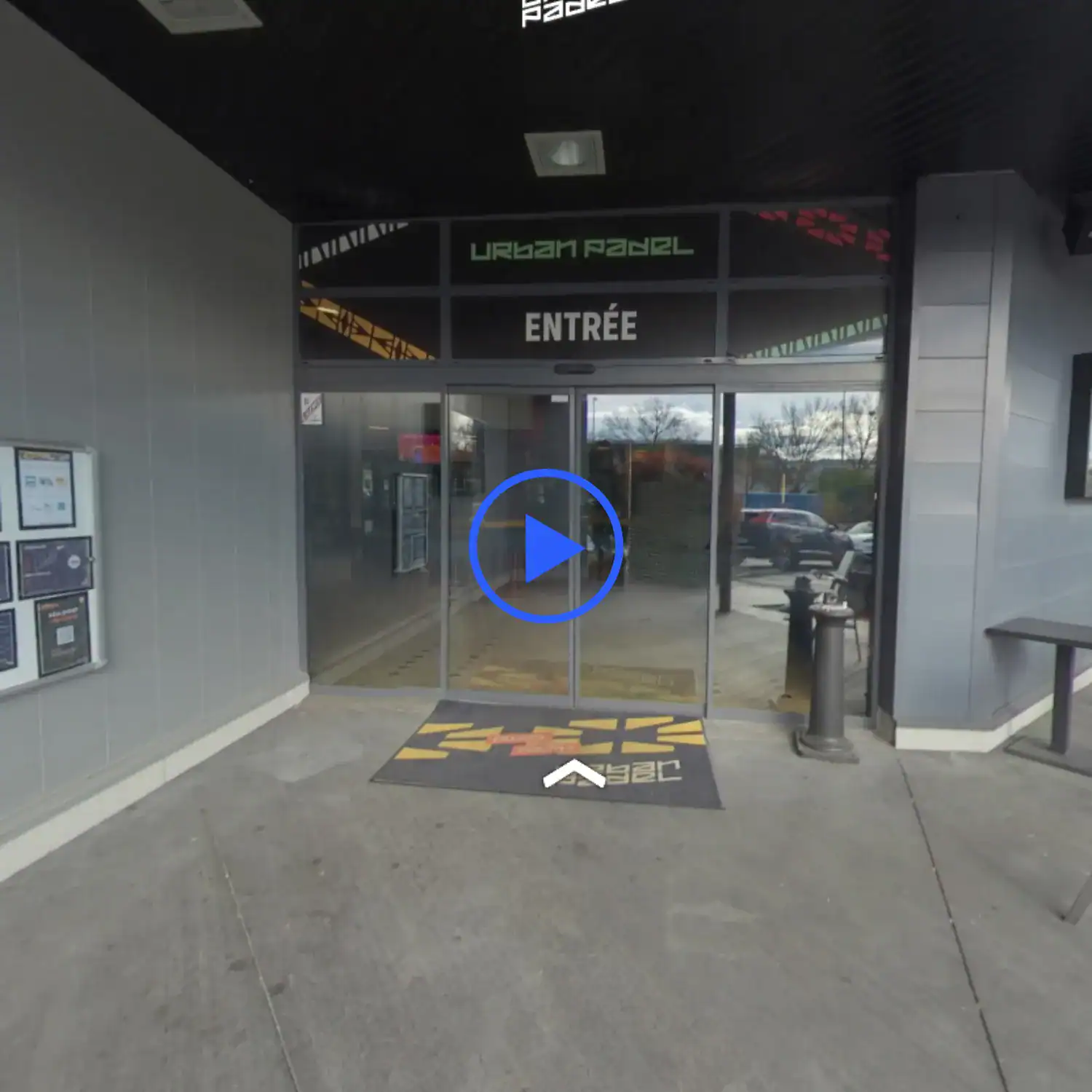 Entrée du centre UrbanPadel à Clermont-Ferrand avec visite virtuelle immersive