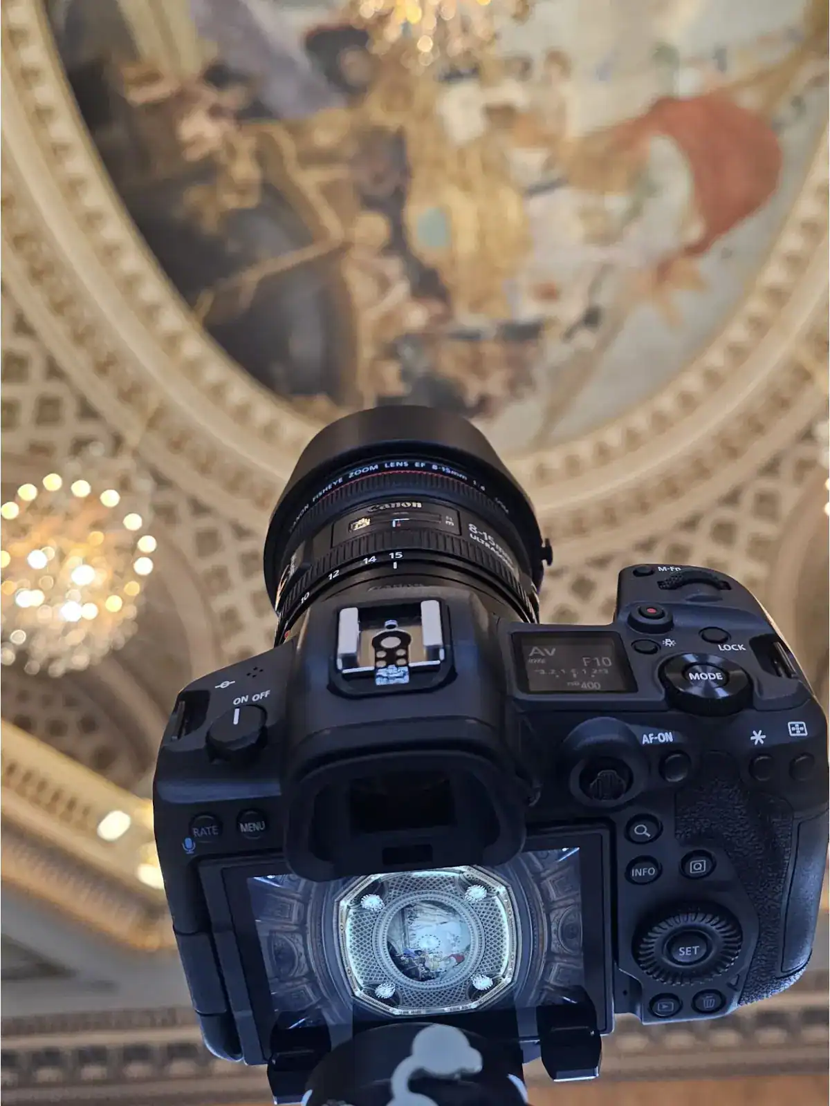 Boîtier Canon avec objectif fisheye capturant un plafond peint monumental — shooting 360° par VR Interactive
